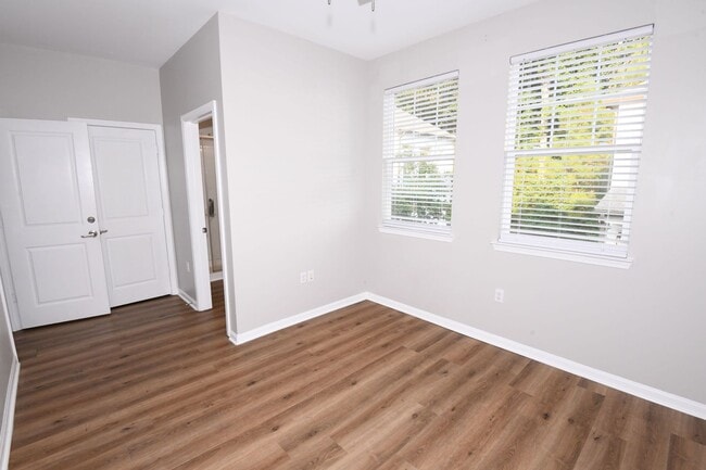 Building Photo - 4 Bed, 4.5 Bath in Rowandale