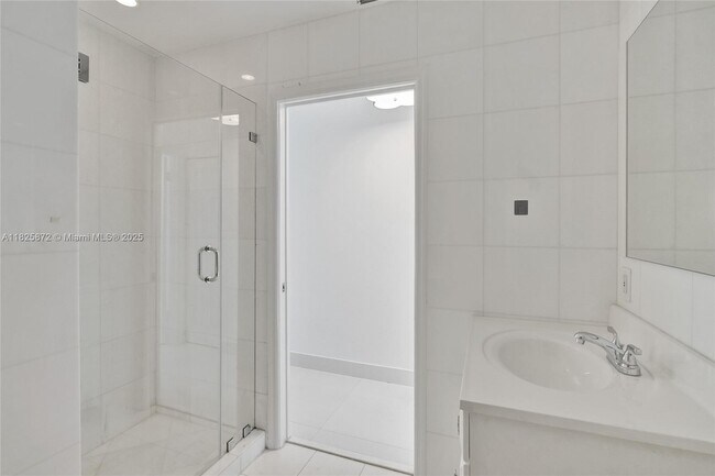 Building Photo - 3500 Mystic Pointe Dr