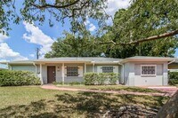 Building Photo - 804 Greenbriar Dr