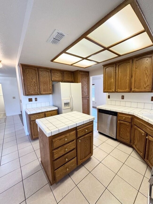 Building Photo - Freshly Painted 3 Bedroom + Loft in Desirable Elk Grove Neighborhood