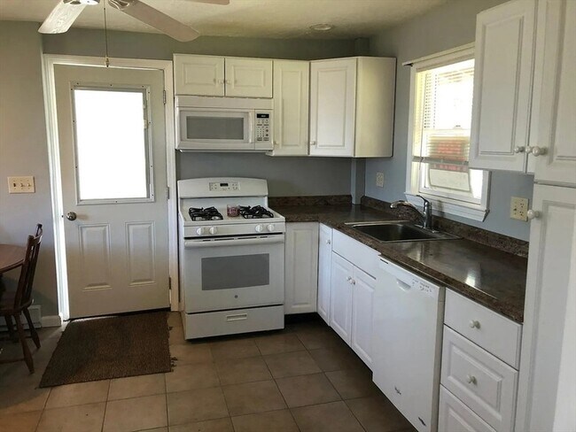 Building Photo - 7 Old Orchard Ln