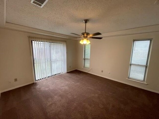 Building Photo - Dallas Duplex for Lease!!