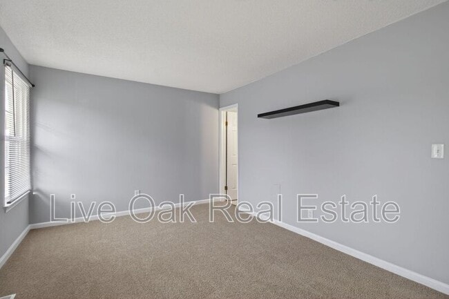 Building Photo - 304 Falling Ln