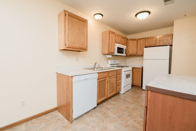 Building Photo - Maintenance free 2 bedroom, 1 bath town-ho...