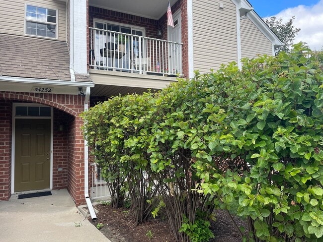 Building Photo - Shelby TWP 2-BR, 2-BA with Attached Garage...