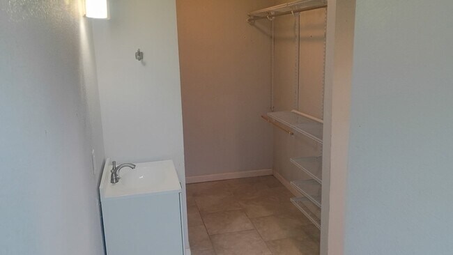 Building Photo - 312 McKnight Dr