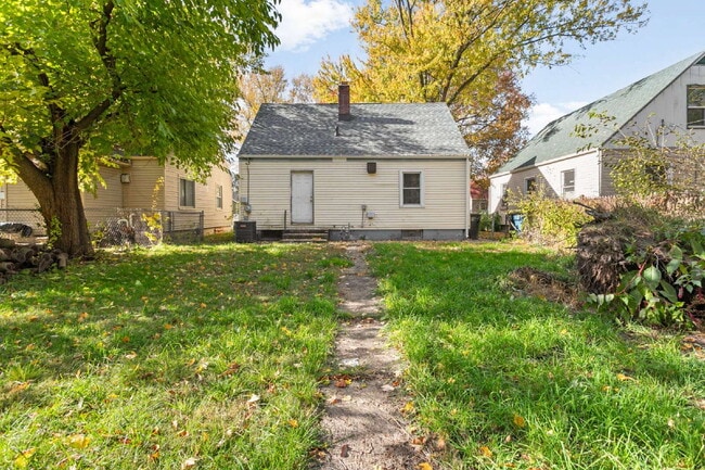 Building Photo - This updated 4-bedroom, 1-bath home is rea...