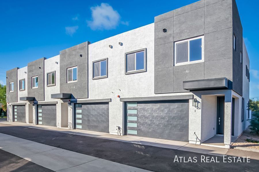 Building Photo - 3010 E Yale St