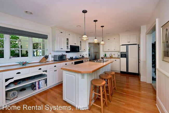Building Photo - 3 br, 3 bath House - 425 Lakeview Avenue