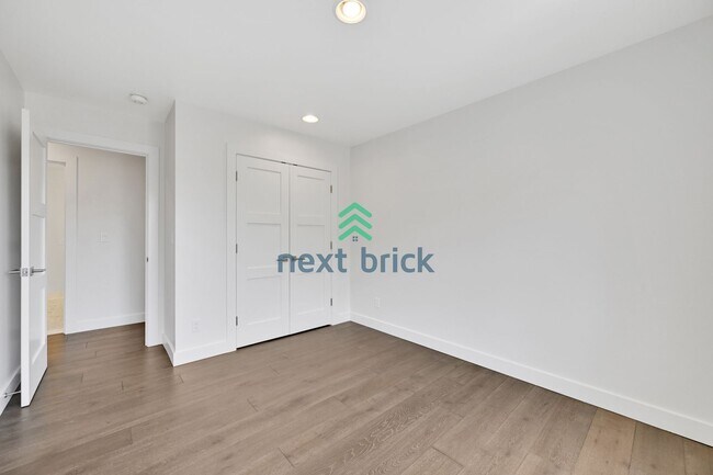 Building Photo - 4 BED & 2.5 BATH FOR RENT