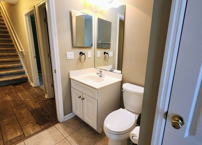 Building Photo - Luxurious 5-Bedroom Retreat with Private P...