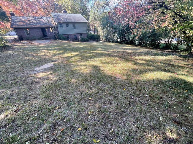 Building Photo - 4 Bedroom split level in Barclay Downs!