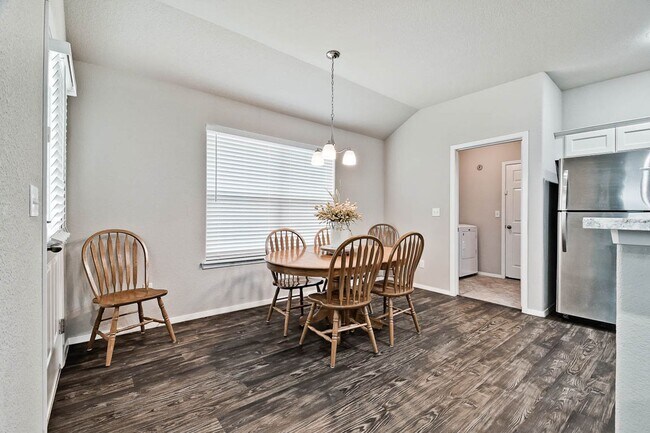 Building Photo - Beautiful + Well-Maintained Home in Benton...