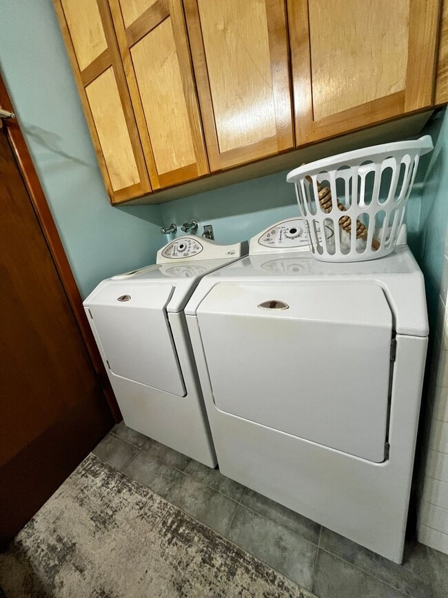 Building Photo - Well Maintained, Cozy, Furnished, Hansville Home on 3/4 Acre Lot!