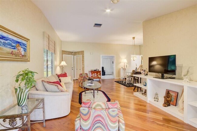 Building Photo - 5051 Pine Dr