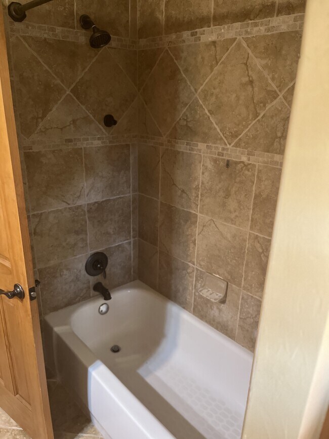 Building Photo - 13123 Red Oak Dr