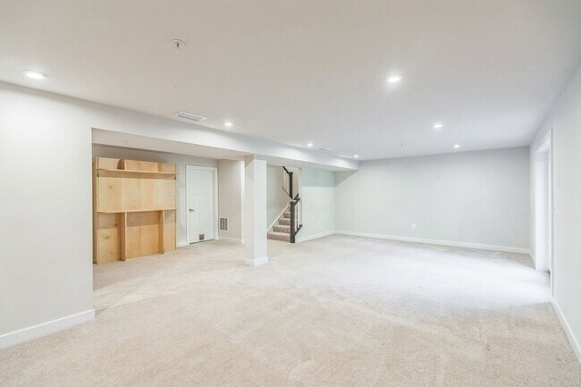 Building Photo - 8327 Legacy Cir E