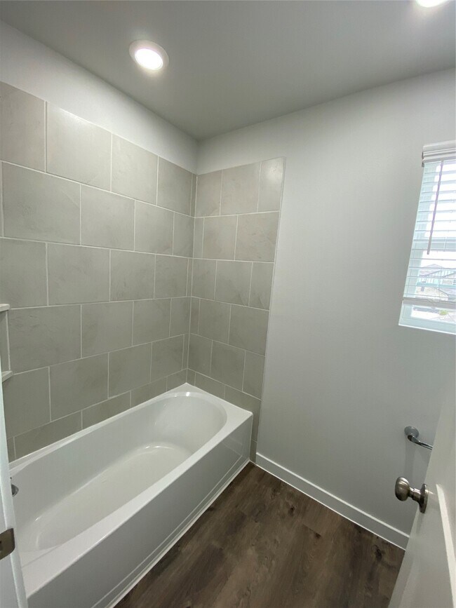 Building Photo - 122 Alset Dr