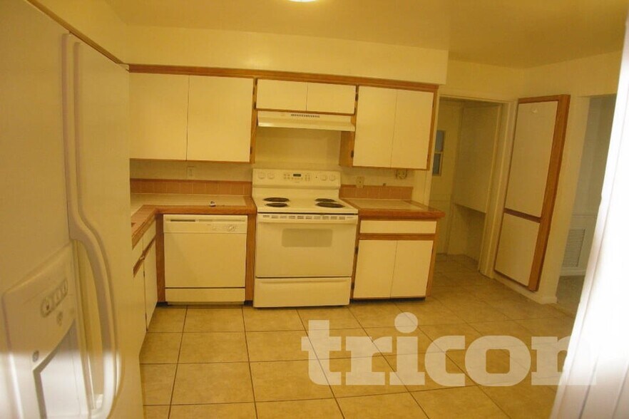 Building Photo - 2713 Greenfield Ave