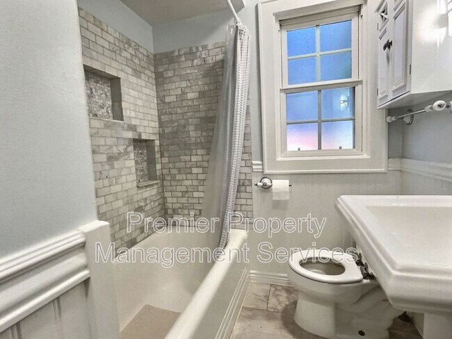 Building Photo - 2306 Locust St