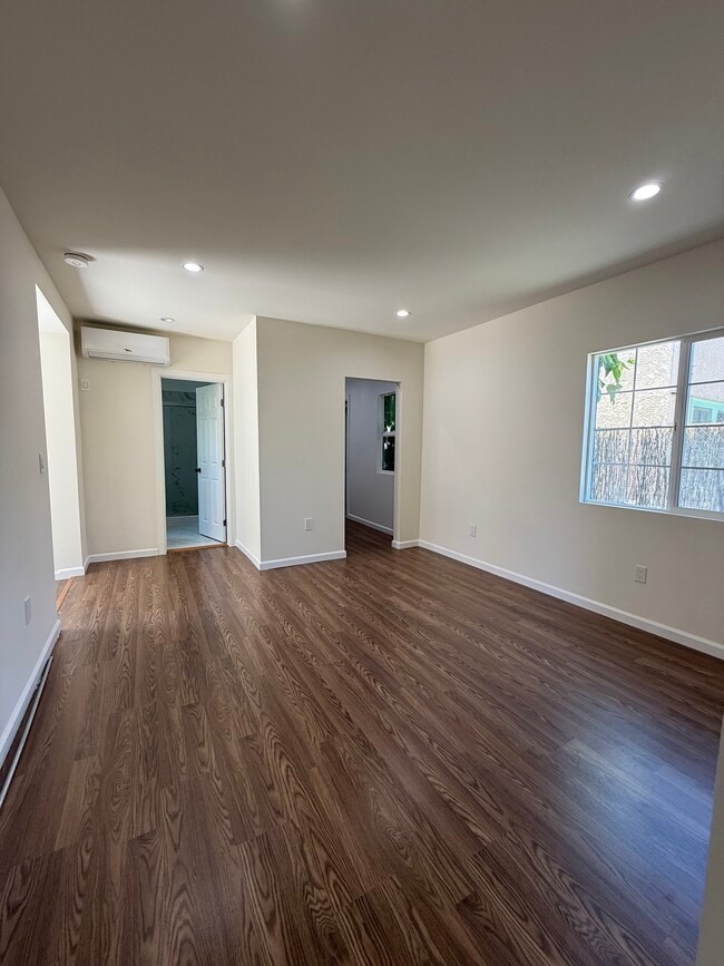 Building Photo - 762 1/2 N Ridgewood Pl