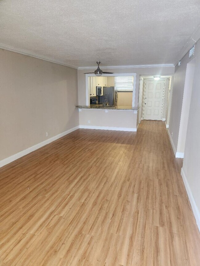 Building Photo - 114 Lake Emerald Dr