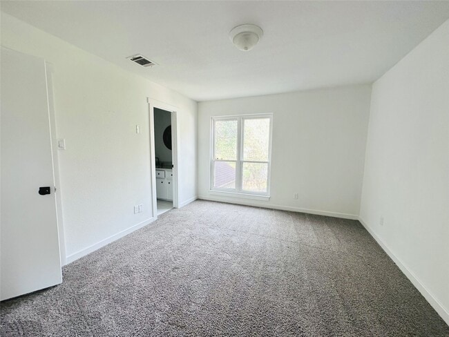 Building Photo - 3202 La Quinta Dr