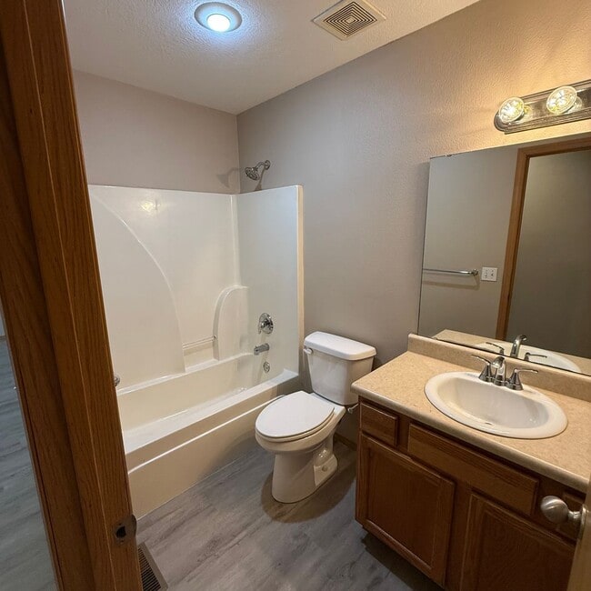 Building Photo - 2 bedroom 2 bath Duplex in Clever Won't la...