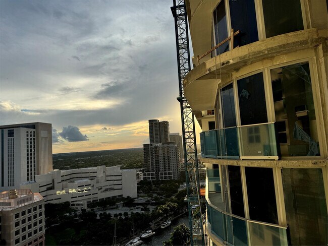 Building Photo - 347 N New River Dr E