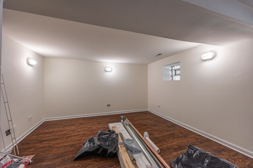 Building Photo - 2833 W Medill Ave