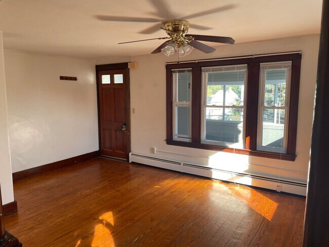 Building Photo - 2BR/1BA, WD Hookups, Parking!