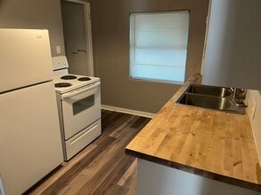 Building Photo - Two Bedroom in Alton