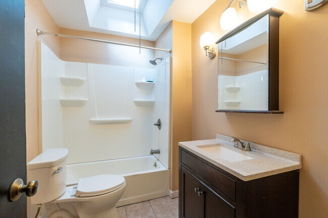 Building Photo - Elmwood Park area newly renovated 3 bedroom