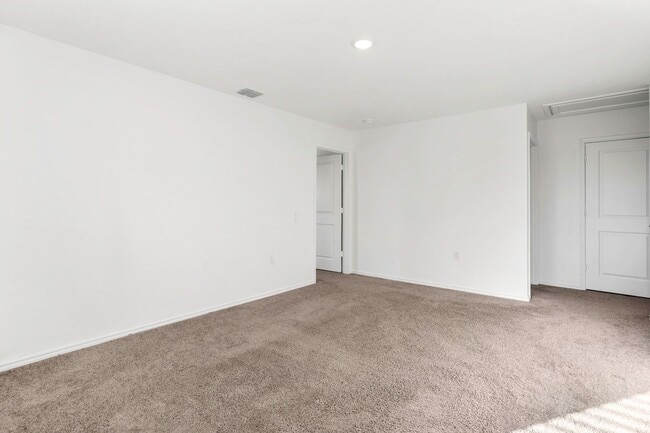 Building Photo - Southside gem! 4 bedrooms, loft, open floor plan less than 10 miles from the Toyota plant