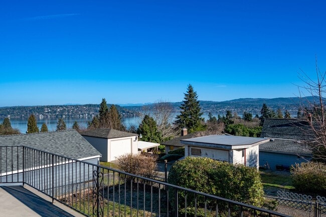 Building Photo - 3 Bedroom Home in Rainer Beach - Beautiful view over Lake Washington