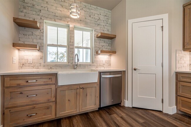 Building Photo - 2044 Salina Cir