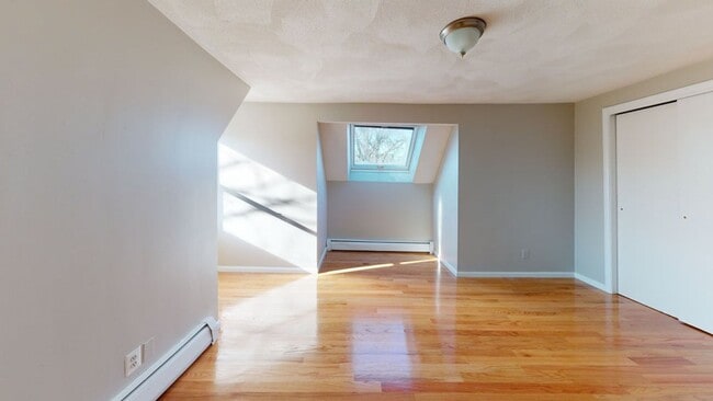 Building Photo - 2-bed Top Floor w/2-bath + Parking*$