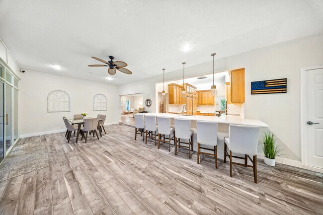 Building Photo - 7903 Plantation Lakes Dr