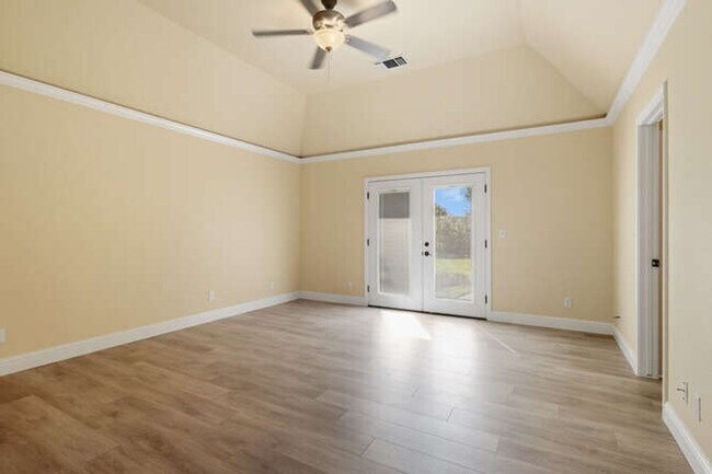 Building Photo - Spacious 5-Bedroom Home with Pool in NE Fr...