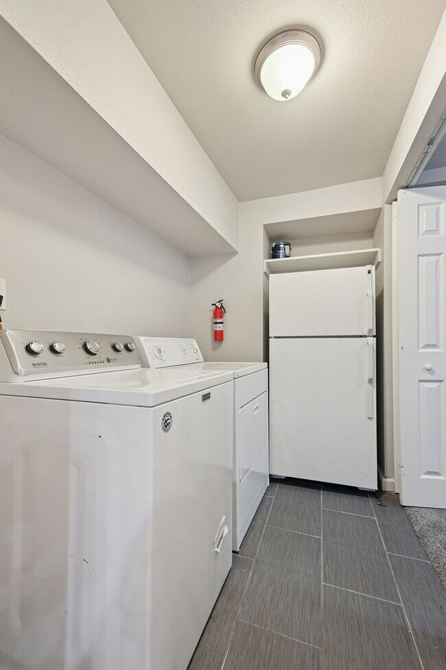 Building Photo - Spacious 5BR House in Aurora