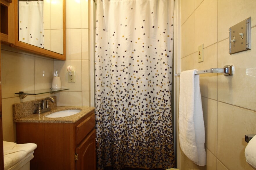 Bathroom with stall shower - 48 Miller St