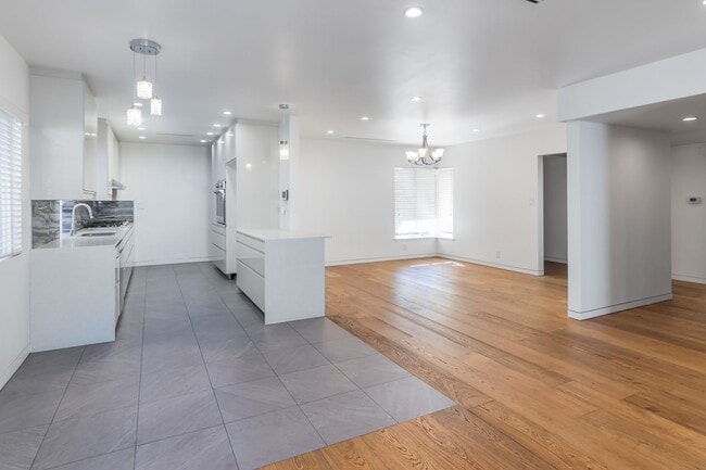 Building Photo - 15439 Vose St