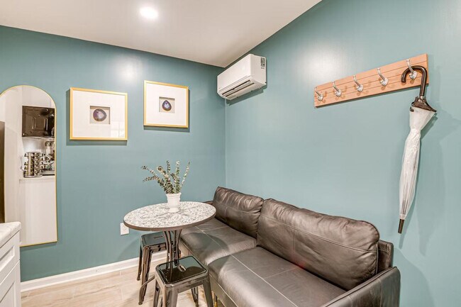 Building Photo - 6604 Oak St