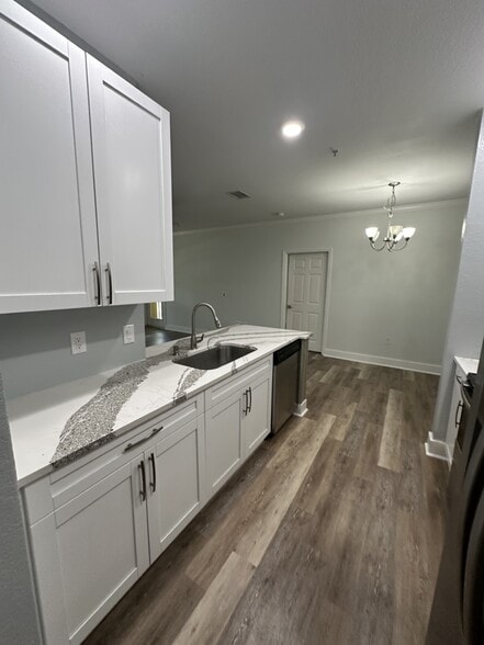 Building Photo - 10123 Courtney Palms Blvd