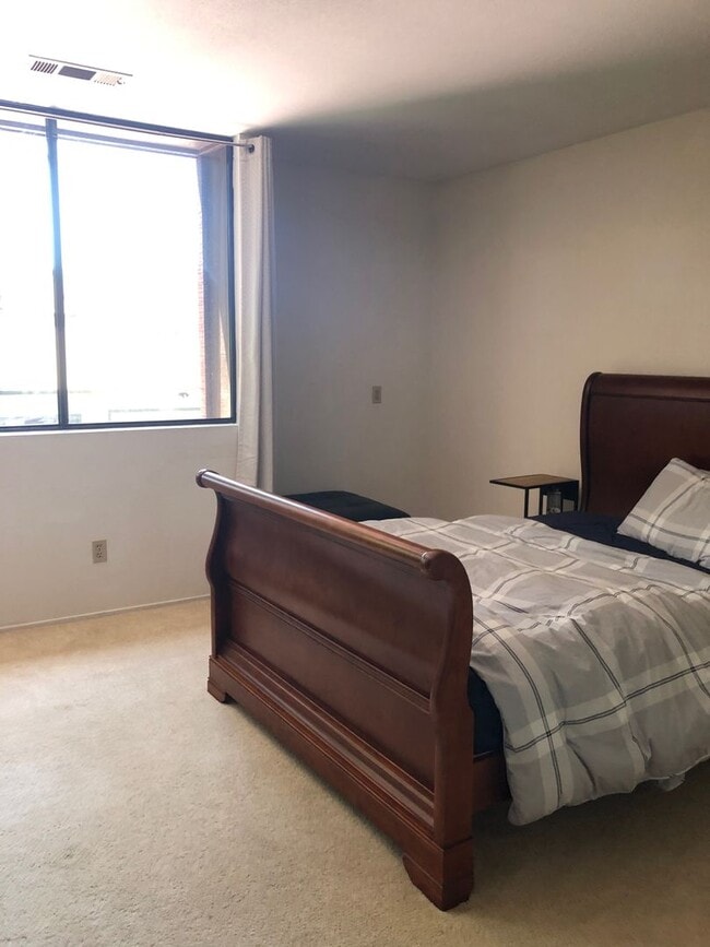 Building Photo - Furnished 2 bedroom 2 bath, WiFi and Garba...