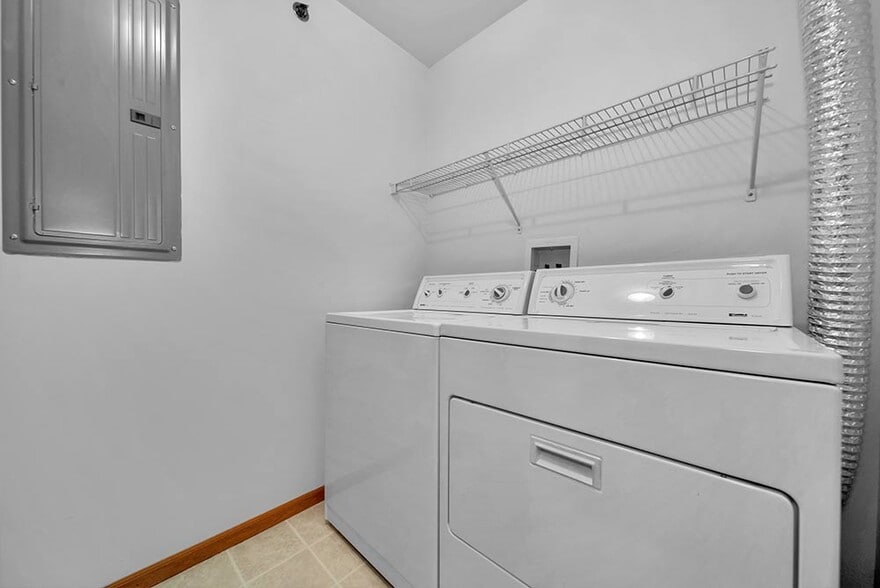 Building Photo - Highlands of Kensington Manor