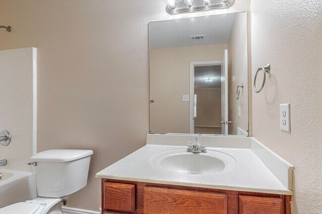 Building Photo - Charming 3-Bedroom Home on Treed Cul-de-Sa...