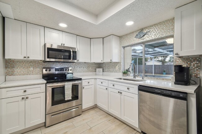 Building Photo - ***PRIVATE HEATED POOL*** Beautiful, Fully-Furnished 3-Bedroom Home Available April 1, 2026!   **...