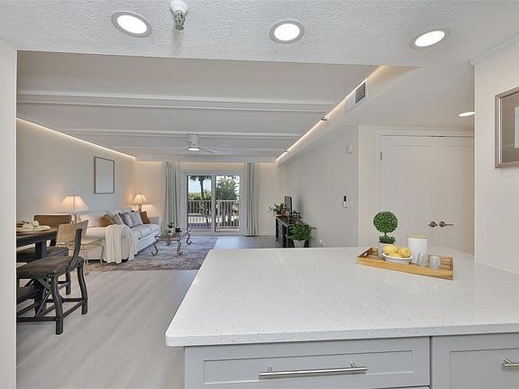 Building Photo - 7430 Sunshine Skyway Ln S