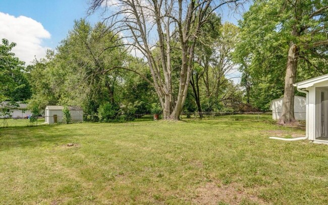 Building Photo - 3 Bedroom PLUS SUNROOM | 2 Bathroom | 2 Ca...
